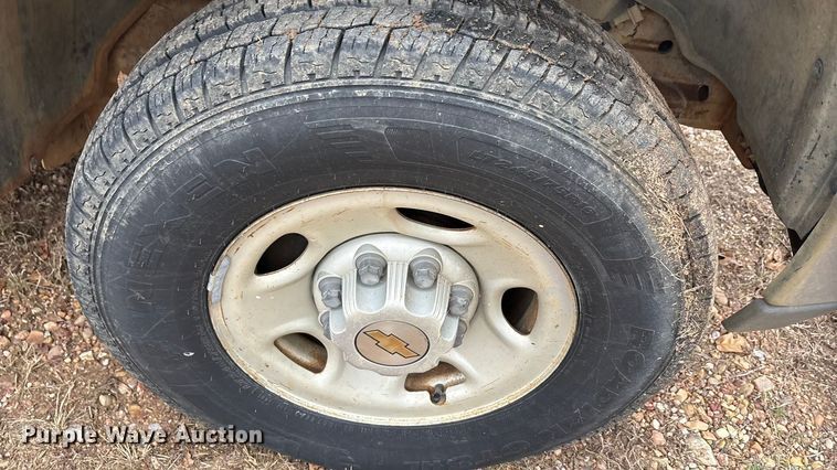 image for item EA7813 2002 Chevrolet Silverado 2500HD Crew Cab utility bed pickup truck