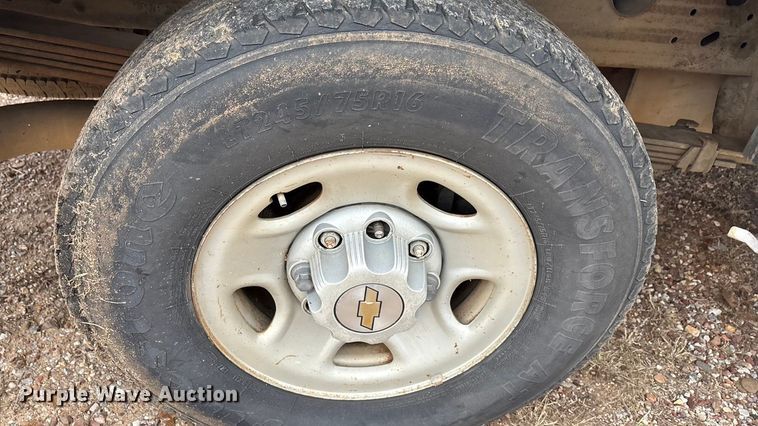 image for item EA7813 2002 Chevrolet Silverado 2500HD Crew Cab utility bed pickup truck