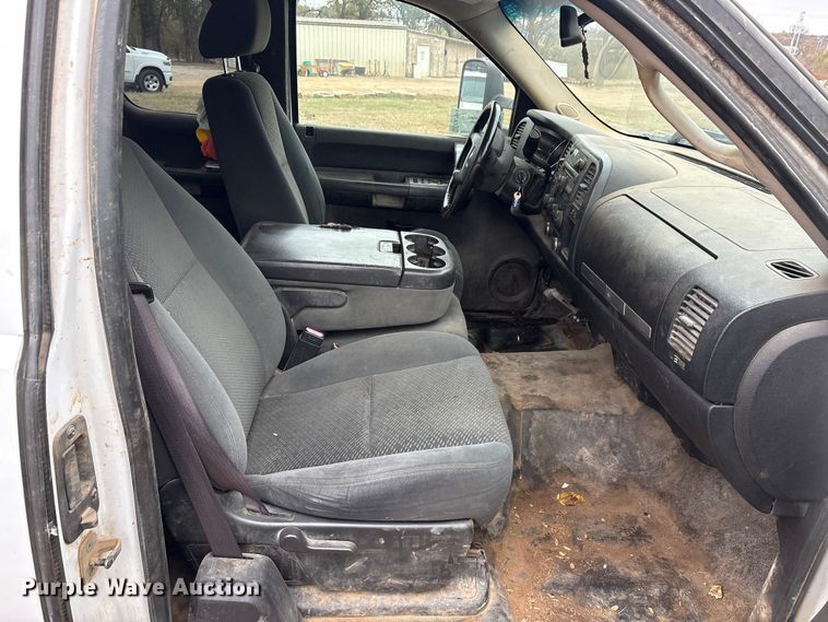 image for item EA7814 2008 Chevrolet Silverado 2500HD Ext. Cab pickup truck