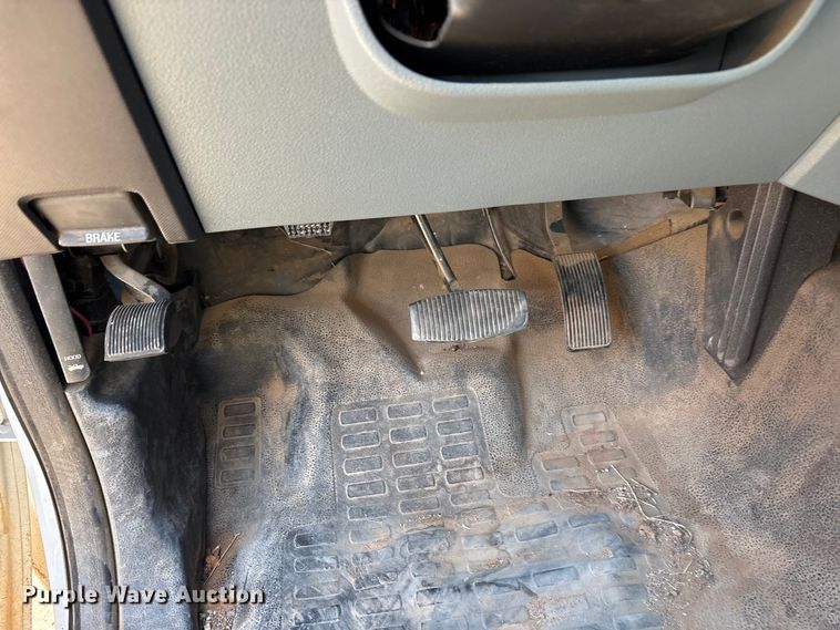 image for item EA7818 2014 Ford F250 Super Duty SuperCab flatbed pickup truck