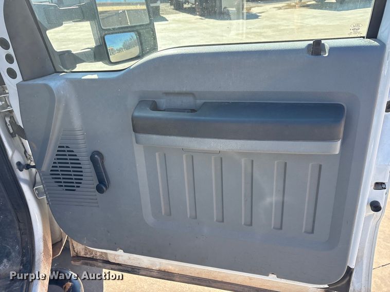 image for item EA7818 2014 Ford F250 Super Duty SuperCab flatbed pickup truck