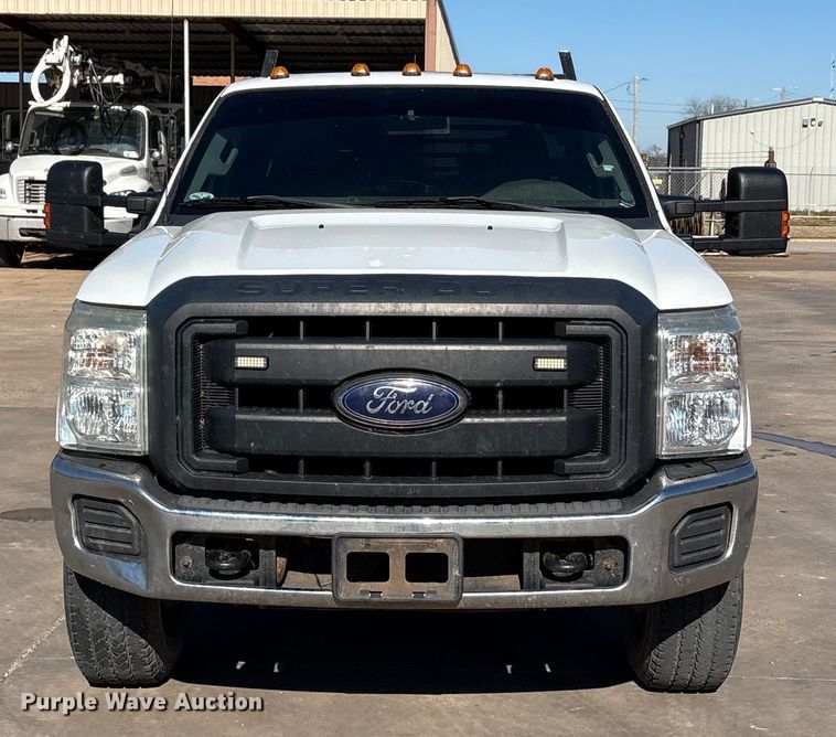image for item EA7819 2015 Ford F350 Super Duty Crew Cab flatbed pickup truck