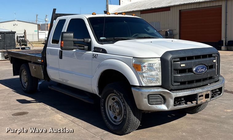 image for item EA7819 2015 Ford F350 Super Duty Crew Cab flatbed pickup truck