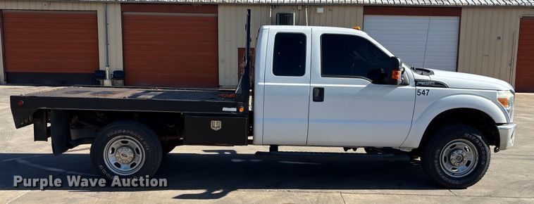 image for item EA7819 2015 Ford F350 Super Duty Crew Cab flatbed pickup truck