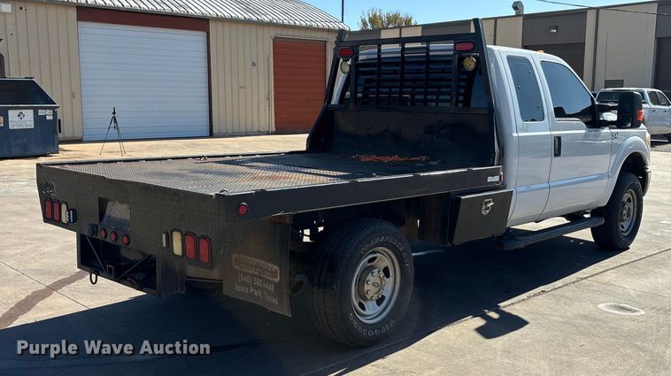 image for item EA7819 2015 Ford F350 Super Duty Crew Cab flatbed pickup truck