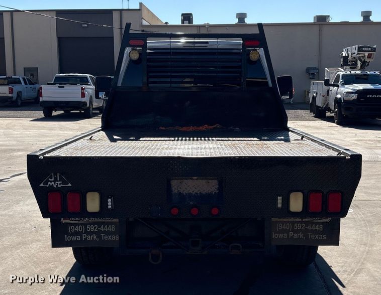 image for item EA7819 2015 Ford F350 Super Duty Crew Cab flatbed pickup truck