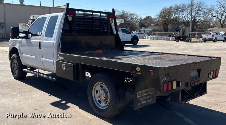 image for item EA7819 2015 Ford F350 Super Duty Crew Cab flatbed pickup truck