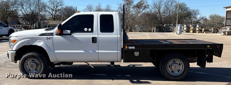 image for item EA7819 2015 Ford F350 Super Duty Crew Cab flatbed pickup truck