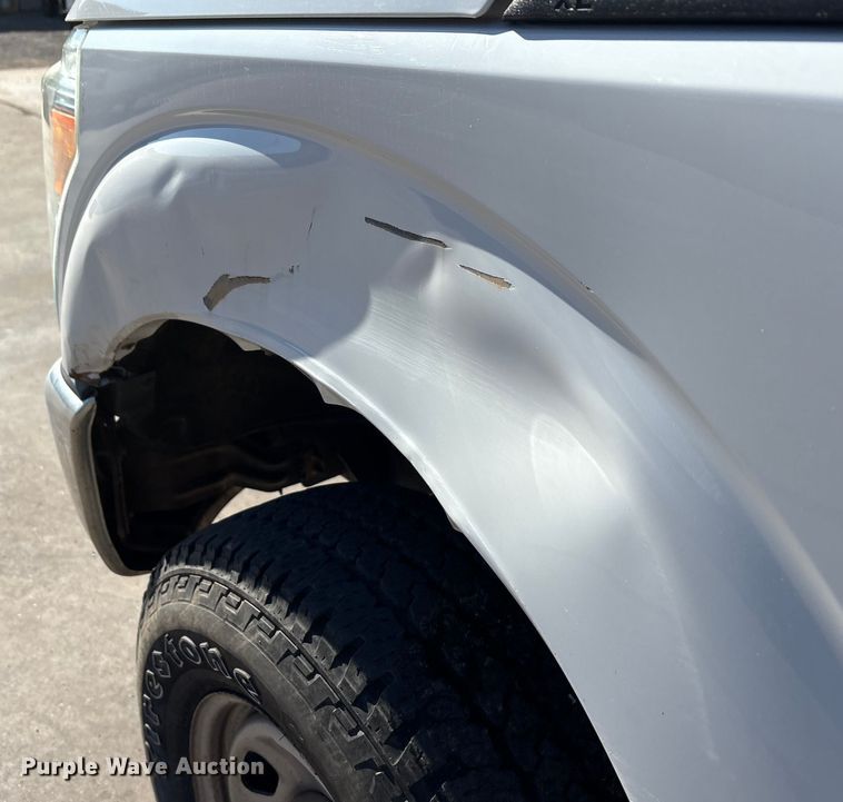 image for item EA7819 2015 Ford F350 Super Duty Crew Cab flatbed pickup truck