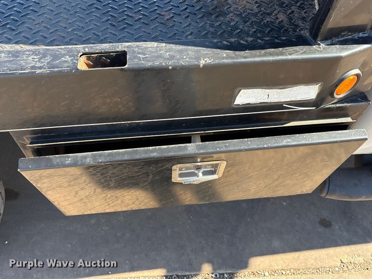 image for item EA7819 2015 Ford F350 Super Duty Crew Cab flatbed pickup truck