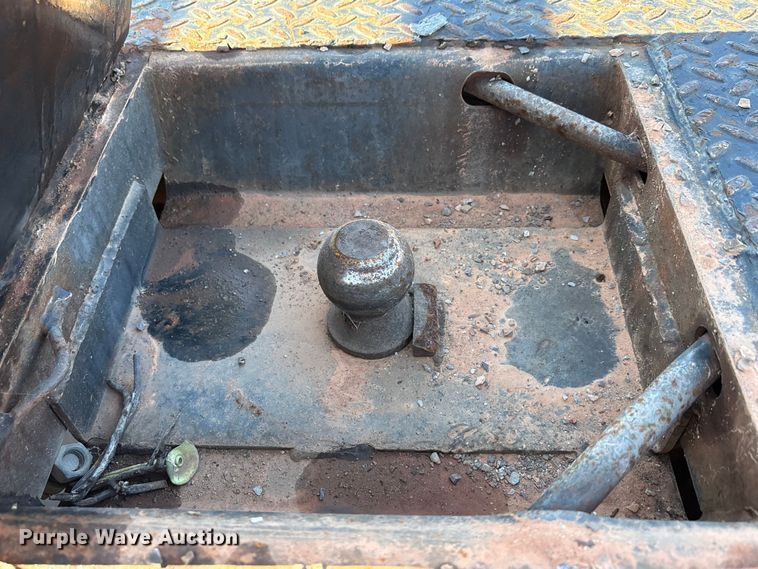 image for item EA7819 2015 Ford F350 Super Duty Crew Cab flatbed pickup truck