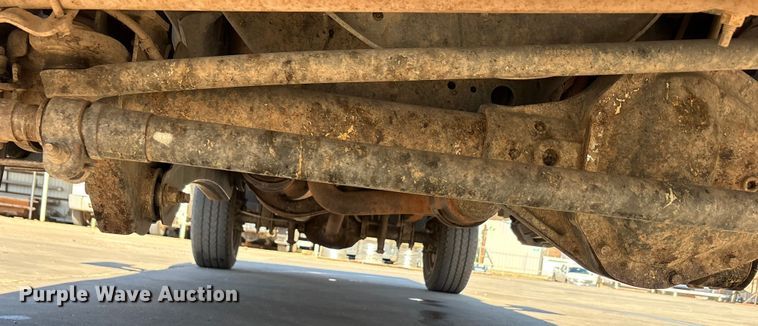 image for item EA7819 2015 Ford F350 Super Duty Crew Cab flatbed pickup truck