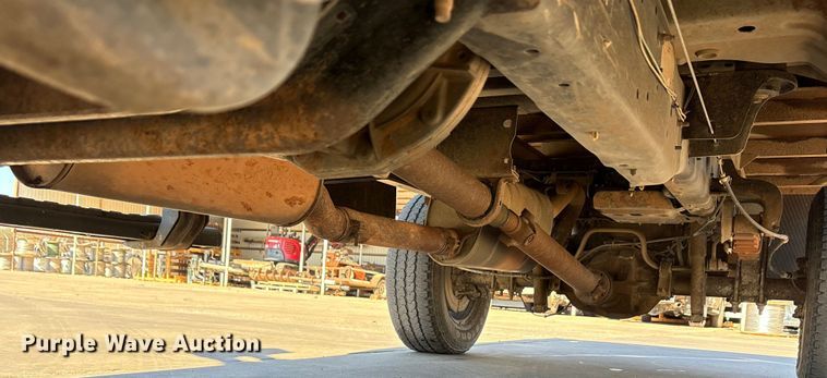 image for item EA7819 2015 Ford F350 Super Duty Crew Cab flatbed pickup truck