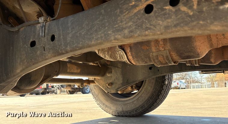 image for item EA7819 2015 Ford F350 Super Duty Crew Cab flatbed pickup truck