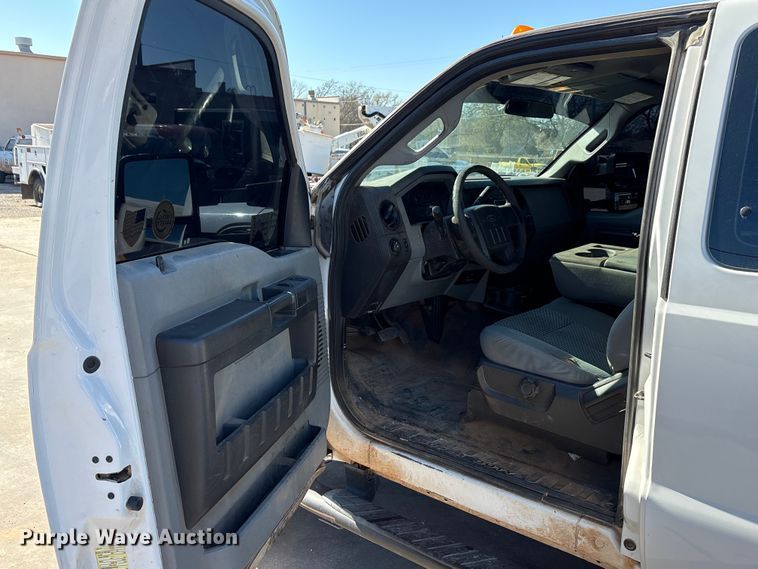 image for item EA7819 2015 Ford F350 Super Duty Crew Cab flatbed pickup truck