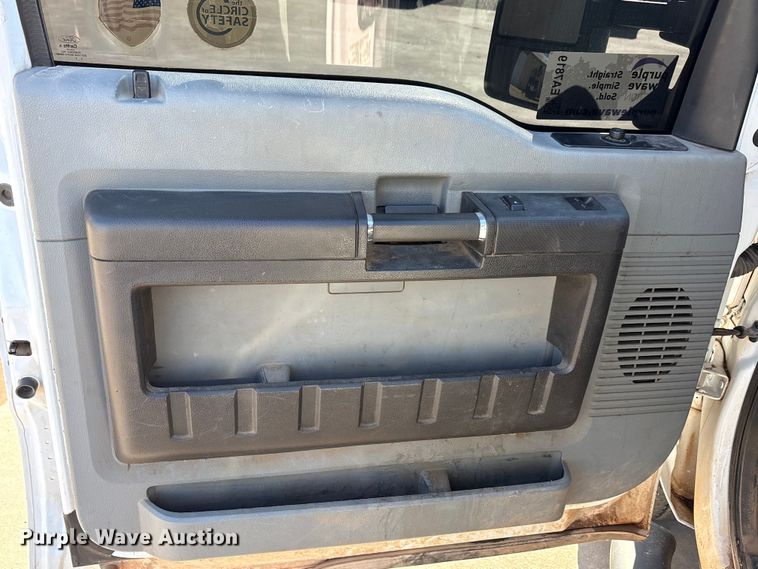 image for item EA7819 2015 Ford F350 Super Duty Crew Cab flatbed pickup truck