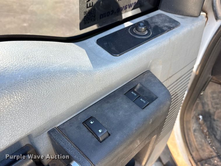 image for item EA7819 2015 Ford F350 Super Duty Crew Cab flatbed pickup truck