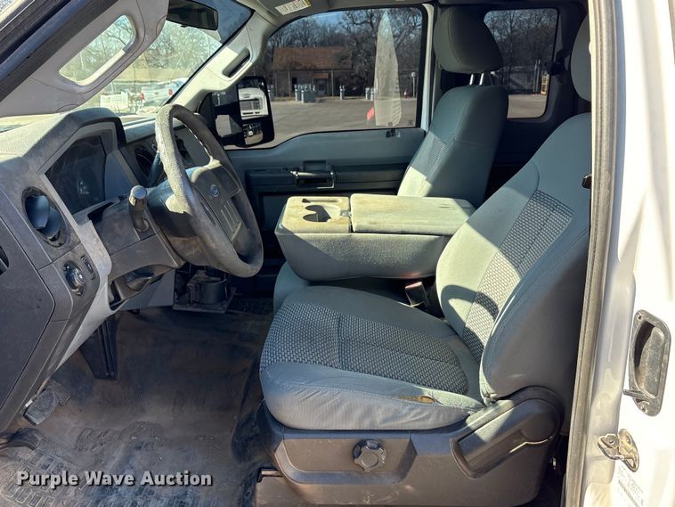 image for item EA7819 2015 Ford F350 Super Duty Crew Cab flatbed pickup truck