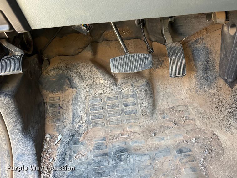 image for item EA7819 2015 Ford F350 Super Duty Crew Cab flatbed pickup truck