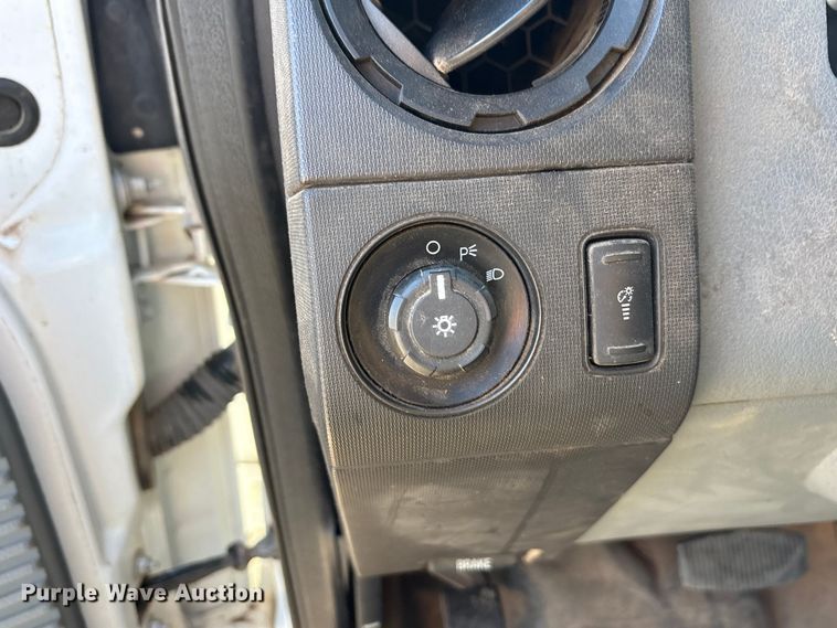 image for item EA7819 2015 Ford F350 Super Duty Crew Cab flatbed pickup truck