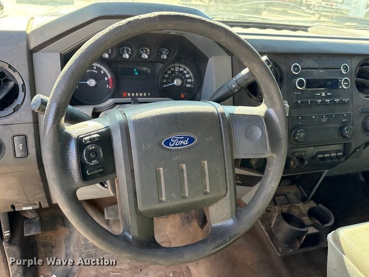 image for item EA7819 2015 Ford F350 Super Duty Crew Cab flatbed pickup truck