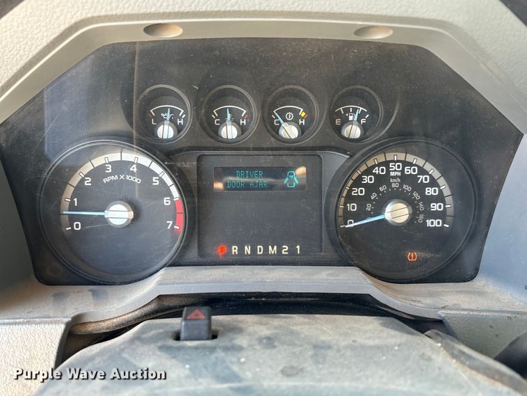 image for item EA7819 2015 Ford F350 Super Duty Crew Cab flatbed pickup truck