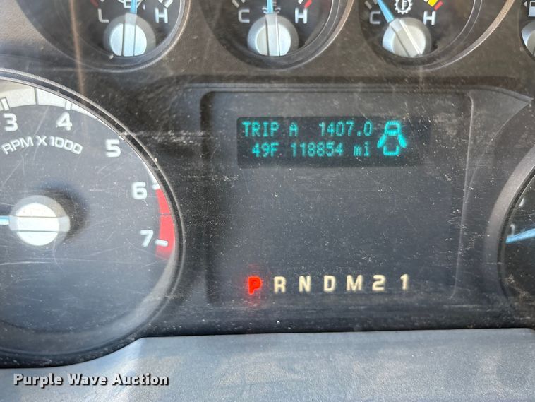 image for item EA7819 2015 Ford F350 Super Duty Crew Cab flatbed pickup truck