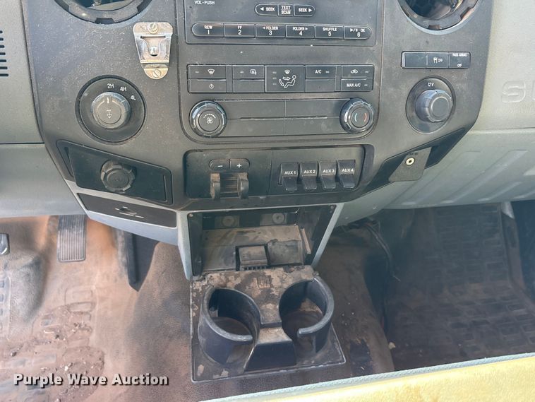 image for item EA7819 2015 Ford F350 Super Duty Crew Cab flatbed pickup truck