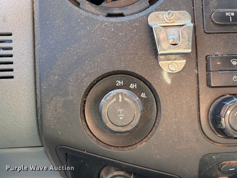 image for item EA7819 2015 Ford F350 Super Duty Crew Cab flatbed pickup truck