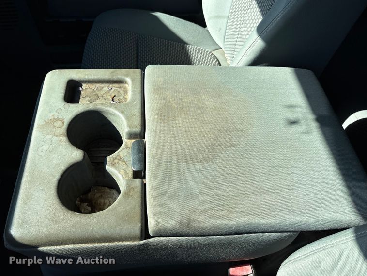 image for item EA7819 2015 Ford F350 Super Duty Crew Cab flatbed pickup truck