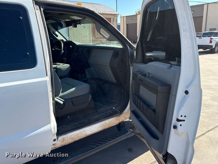 image for item EA7819 2015 Ford F350 Super Duty Crew Cab flatbed pickup truck