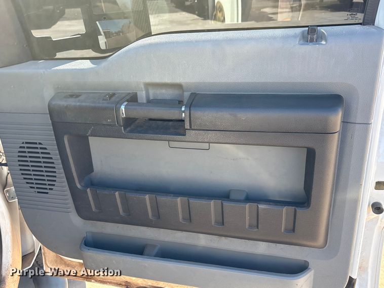 image for item EA7819 2015 Ford F350 Super Duty Crew Cab flatbed pickup truck