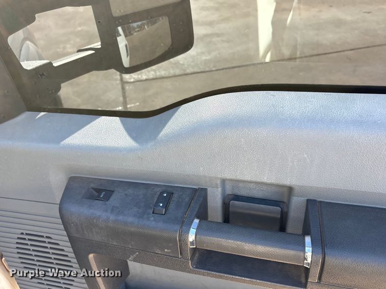 image for item EA7819 2015 Ford F350 Super Duty Crew Cab flatbed pickup truck