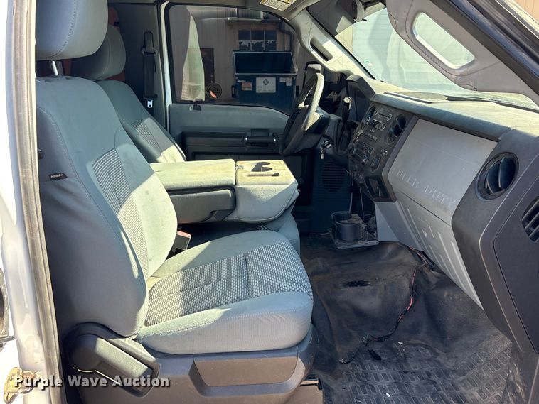 image for item EA7819 2015 Ford F350 Super Duty Crew Cab flatbed pickup truck