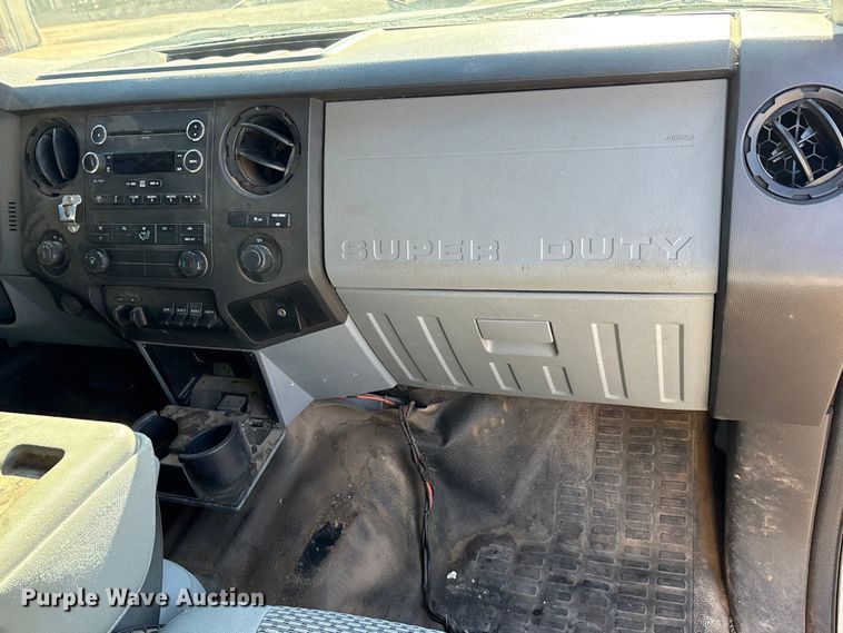 image for item EA7819 2015 Ford F350 Super Duty Crew Cab flatbed pickup truck