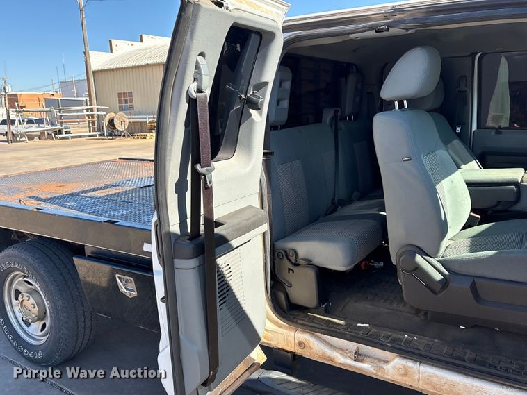 image for item EA7819 2015 Ford F350 Super Duty Crew Cab flatbed pickup truck