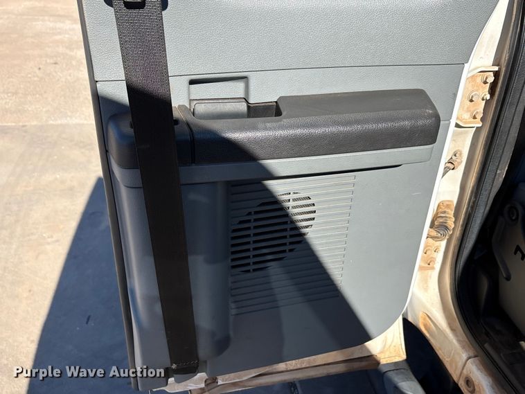 image for item EA7819 2015 Ford F350 Super Duty Crew Cab flatbed pickup truck