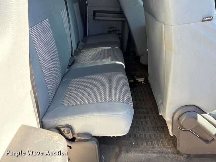 image for item EA7819 2015 Ford F350 Super Duty Crew Cab flatbed pickup truck