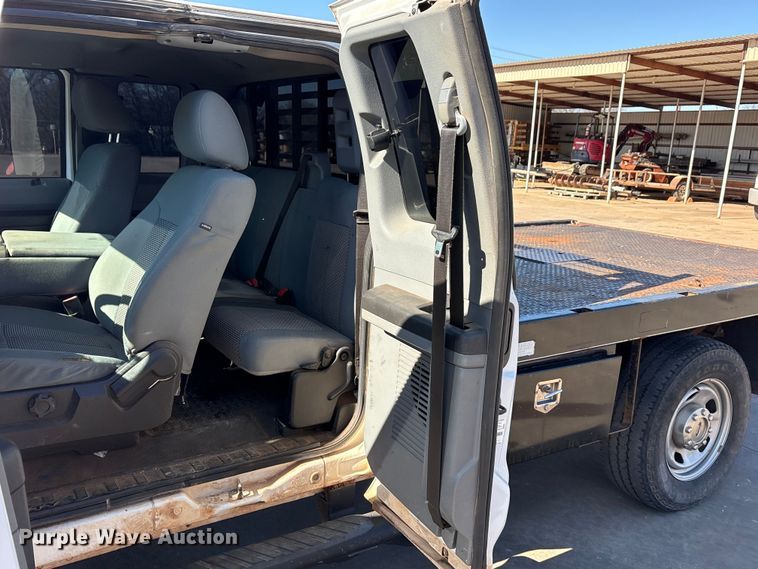 image for item EA7819 2015 Ford F350 Super Duty Crew Cab flatbed pickup truck