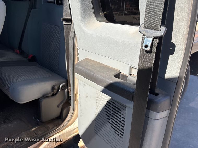 image for item EA7819 2015 Ford F350 Super Duty Crew Cab flatbed pickup truck