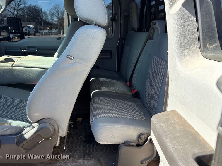 image for item EA7819 2015 Ford F350 Super Duty Crew Cab flatbed pickup truck