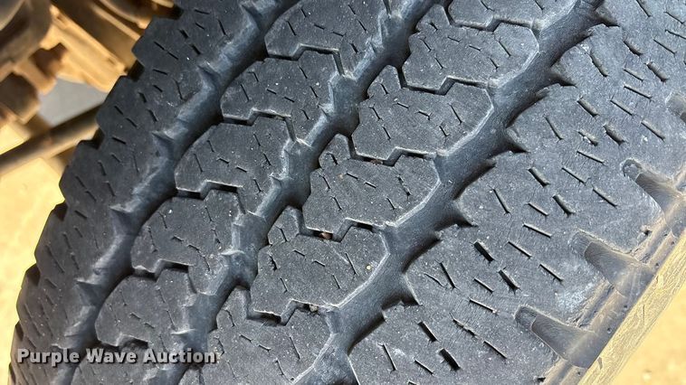 image for item EA7819 2015 Ford F350 Super Duty Crew Cab flatbed pickup truck