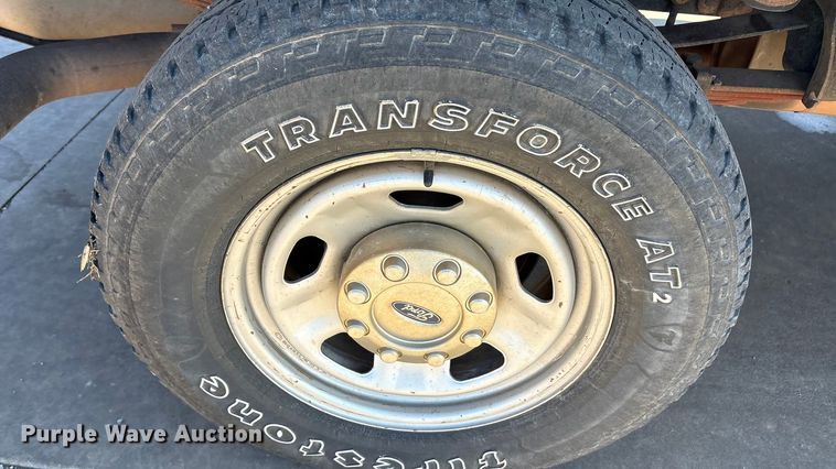 image for item EA7819 2015 Ford F350 Super Duty Crew Cab flatbed pickup truck