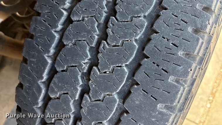 image for item EA7819 2015 Ford F350 Super Duty Crew Cab flatbed pickup truck