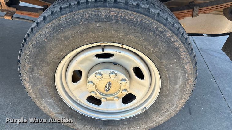 image for item EA7819 2015 Ford F350 Super Duty Crew Cab flatbed pickup truck