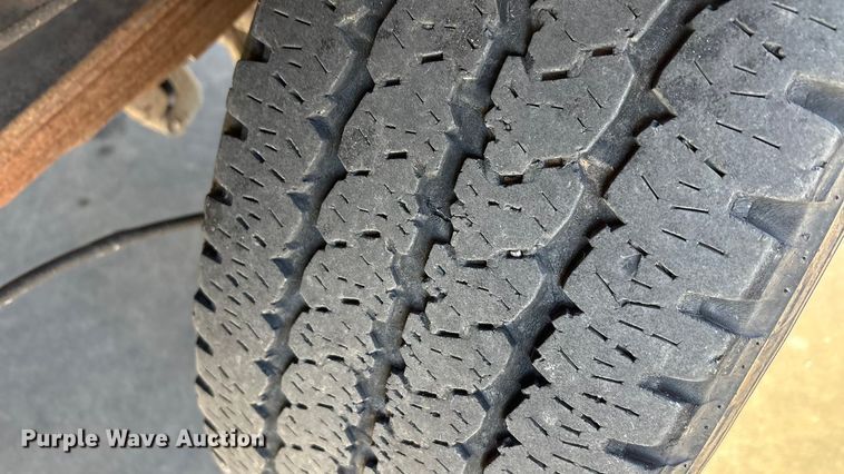 image for item EA7819 2015 Ford F350 Super Duty Crew Cab flatbed pickup truck