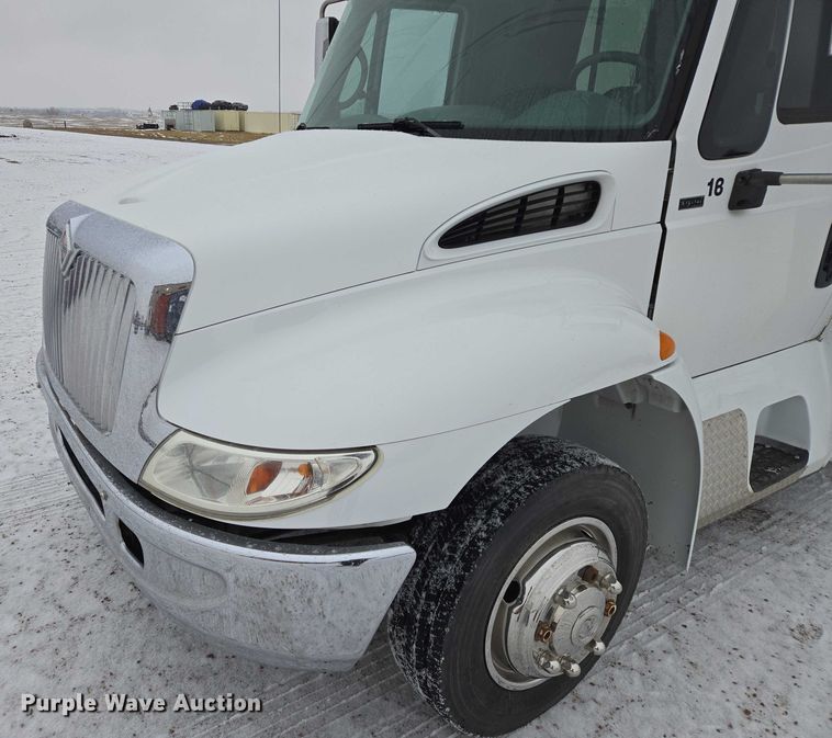 image for item EB1199 2004 International 3200 shuttle bus