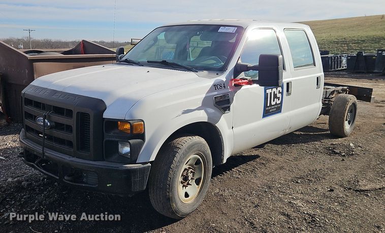 image for item EB8470 2008 Ford F350 Super Duty pickup truck cab and chassis