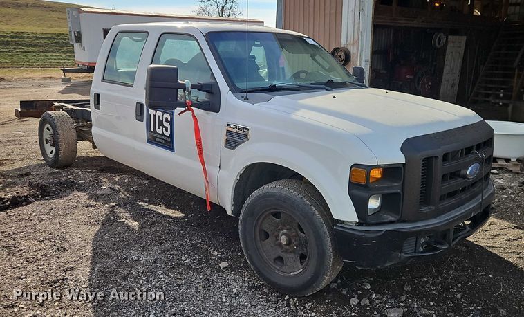 image for item EB8470 2008 Ford F350 Super Duty pickup truck cab and chassis
