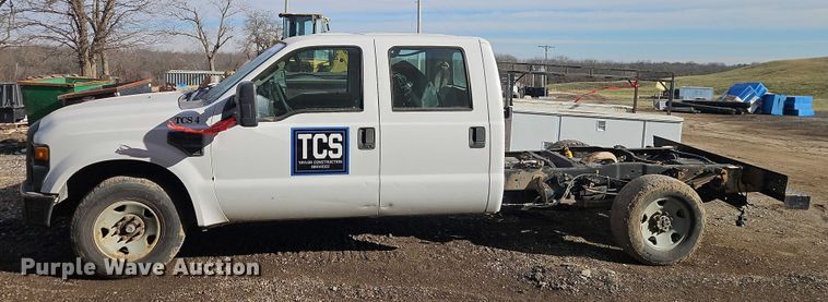 image for item EB8470 2008 Ford F350 Super Duty pickup truck cab and chassis
